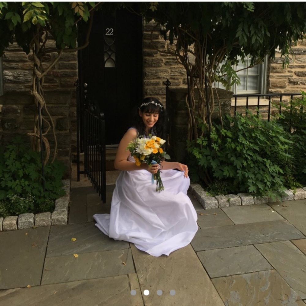 Gamberdella’s Elegant White Graduation Dress - Picture 2 of 4